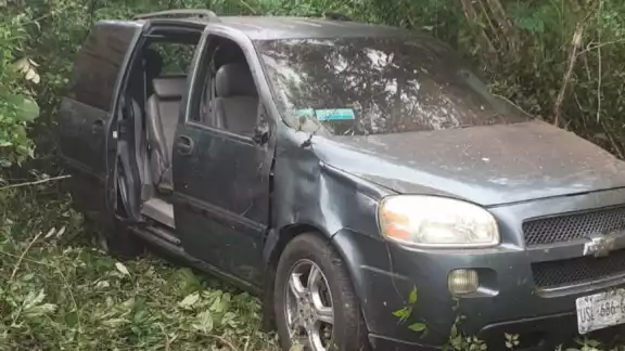 Se encontró fuera de la carretera un carro Chevrolet, color verde, con placas de circulación USL-686-C.