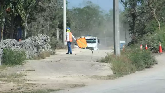 Al menos 40 trabajadores fungen como bandereros o veladores, entre otros trabajos Al menos 40 trabajadores fungen como bandereros o veladores, entre otros trabajos