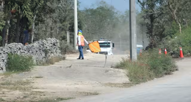 Al menos 40 trabajadores fungen como bandereros o veladores, entre otros trabajos