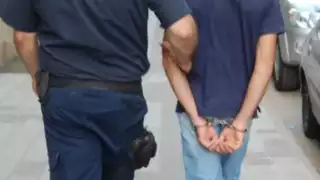 El acusado deberá reportarse periódicamente a la FGE, tiene prohibido salir del Estado y deberá usar un brazalete electrónico