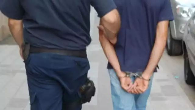 El acusado deberá reportarse periódicamente a la FGE, tiene prohibido salir del Estado y deberá usar un brazalete electrónico