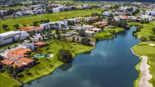 El lago se encuentra en el complejo residencial El Campanario