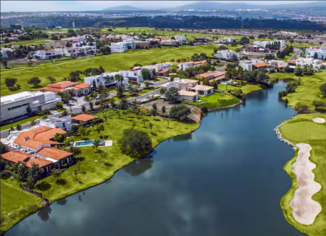 El lago se encuentra en el complejo residencial El Campanario