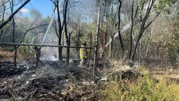 Tragahumos recomiendan evitar prender fuego a la basura, porque son un riesgo para los predios aledaños Tragahumos recomiendan evitar prender fuego a la basura, porque son un riesgo para los predios aledaños