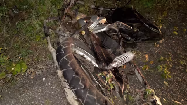 La motocicleta quedo destrozada debido al choque
