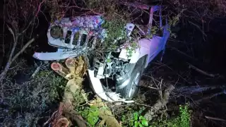 El automóvil terminó con varios daños