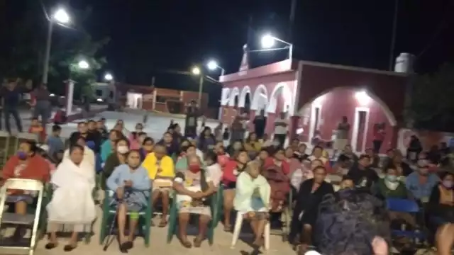 En la junta denunciaron favoritismo hacia aspirantes inscritos.