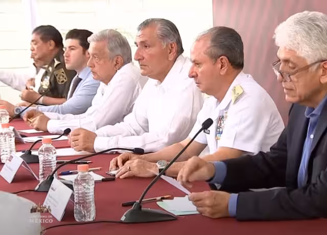 Durante el evento el Presidente de México se encuentra acompañado del secretario de Gobernación, Adán Augusto López