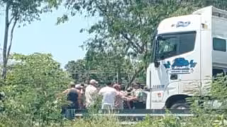 Pobladores del ejido km 70 bloquean la carretera federal Escarcega-Chetumal