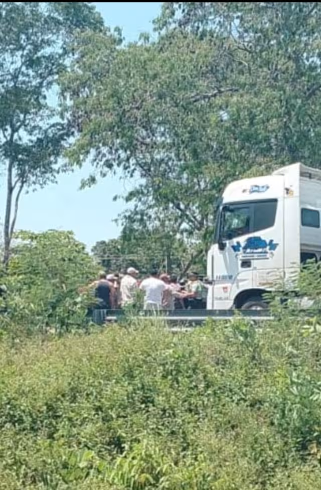Los manifestantes impidieron el paso de los vehículos sobre la vía.