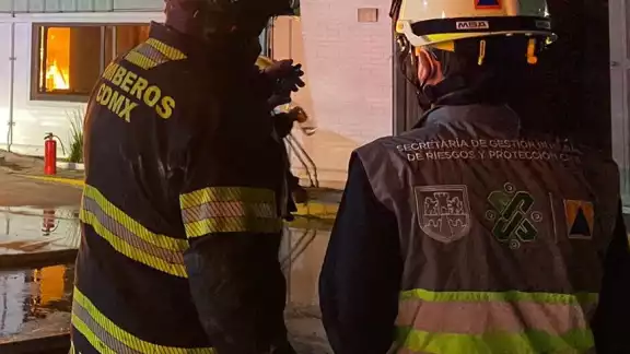 Protección Civil atiende el incidente junto con bombero, elementos de Sedena y GN. Foto: Twitter @SGIRPC_CDMX Protección Civil atiende el incidente junto con bombero, elementos de Sedena y GN. Foto: Twitter @SGIRPC_CDMX