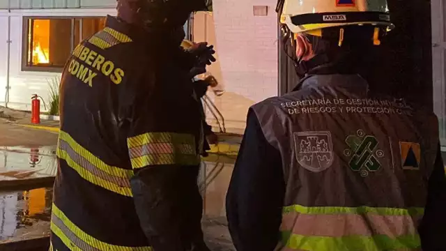 Protección Civil atiende el incidente junto con bombero, elementos de Sedena y GN. Foto: Twitter @SGIRPC_CDMX