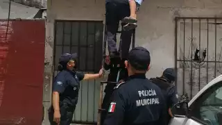 Policías rescatan a niño con síndrome de Down atrapado en el techo de una casa en Cancún