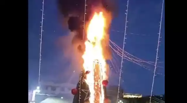 Pobladores de Zitácuaro exigen justicia por Ángeles; toman calles y quema árbol navideño de la plaza