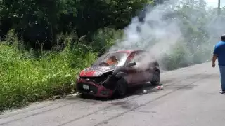 Auto se incendia en Maya Real