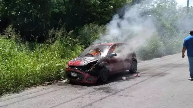 Auto se incendia en Maya Real