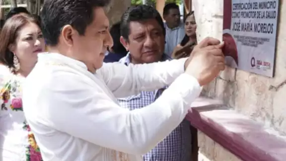 Autoridades municipales celebran la entrega de la certificación como comunidad saludable. Autoridades municipales celebran la entrega de la certificación como comunidad saludable.