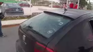 El automóvil quedó con varios agujeros de bala