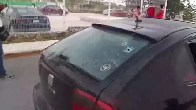 El automóvil quedó con varios agujeros de bala