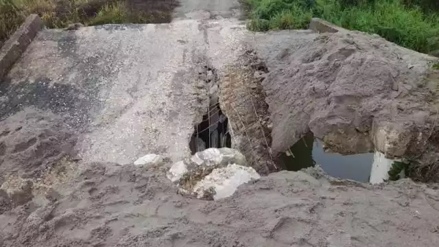 El puente se encuentra totalmente destrozado