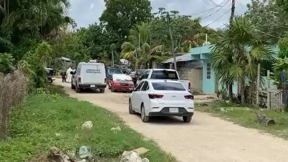 Policías y personal de Servicios Periciales acudieron a levantar el cadáver del hombre que fue privado de la vida a balazos en Cancún Policías y personal de Servicios Periciales acudieron a levantar el cadáver del hombre que fue privado de la vida a balazos en Cancún