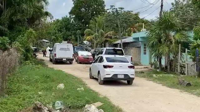 Policías y personal de Servicios Periciales acudieron a levantar el cadáver del hombre que fue privado de la vida a balazos en Cancún