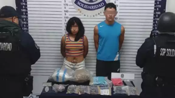 Los jóvenes fueron detenidos la mañana de este domingo cuando policías notaron algo extraño en su actuar, por lo que procedieron a hacerles una revisión