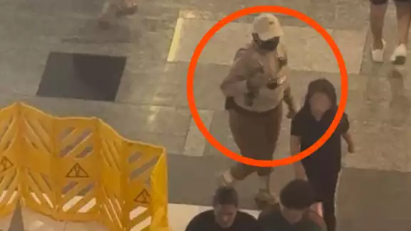Los uniformados acusaron a las chicas de pedir dinero en la plaza, sin evidencia Los uniformados acusaron a las chicas de pedir dinero en la plaza, sin evidencia