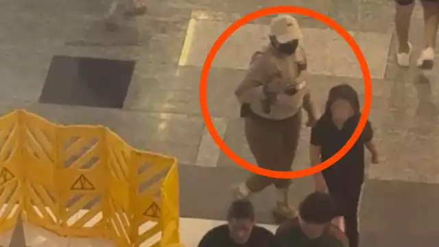 Los uniformados acusaron a las chicas de pedir dinero en la plaza, sin evidencia