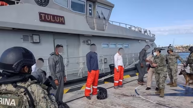 El personal Naval a bordo, recibió a seis tripulantes de nacionalidad extranjera