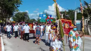 Al tronar de los voladores y al son de alegres melodías, el contingente conformado por lugareños emprendió el recorrido por las principales calles de la villa