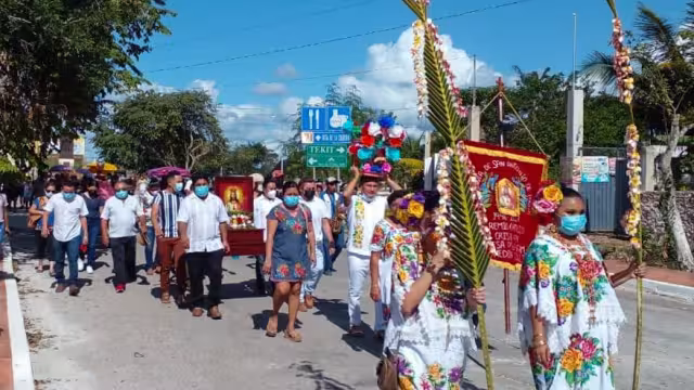 Al tronar de los voladores y al son de alegres melodías, el contingente conformado por lugareños emprendió el recorrido por las principales calles de la villa