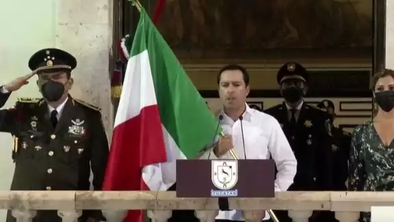 Mauricio Vila, jdesde el balcón del Palacio Municipal inicia la ceremonia del Grito de Independencia
