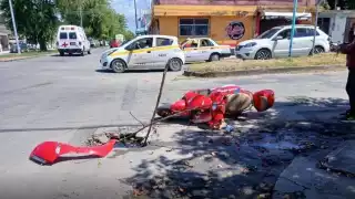 Mujer motociclista termina en el hospital al sufrir un accidente en Chetumal