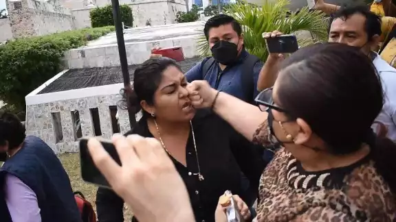 La escalinata del Congreso de Campeche fue el escenario donde dos mujeres se agarraron a golpes La escalinata del Congreso de Campeche fue el escenario donde dos mujeres se agarraron a golpes
