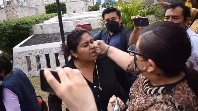 La escalinata del Congreso de Campeche fue el escenario donde dos mujeres se agarraron a golpes