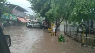 La Tormenta Tropical Enrique ha provocado mal tiempo en la zona del puerto de Acapulco, Guerrero.