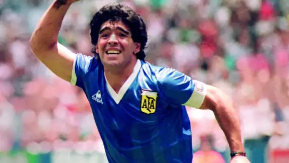 Esta semana se cumple el primer aniversario luctuoso de Diego Armando Maradona, quien falleció a los 60 años de edad luego de complicaciones derivadas de su estilo de vida Esta semana se cumple el primer aniversario luctuoso de Diego Armando Maradona, quien falleció a los 60 años de edad luego de complicaciones derivadas de su estilo de vida