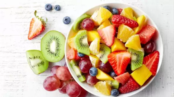Una buena estrategia para bajar de peso y disminuir la grasa acumulada a nivel abdominal es comer frutas Una buena estrategia para bajar de peso y disminuir la grasa acumulada a nivel abdominal es comer frutas