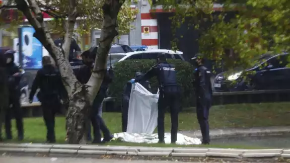 El joven se encontraba desnudo y minutos antes de matarse, estaba ocasionando disturbios en la Plaza Roma de Zaragoza El joven se encontraba desnudo y minutos antes de matarse, estaba ocasionando disturbios en la Plaza Roma de Zaragoza