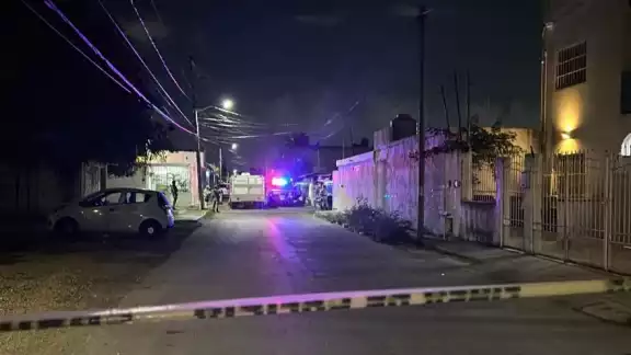 Agentes ministeriales buscan cámaras de seguridad que hayan captado a los sicarios Agentes ministeriales buscan cámaras de seguridad que hayan captado a los sicarios