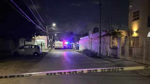 Agentes ministeriales buscan cámaras de seguridad que hayan captado a los sicarios