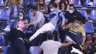 Hombre patea a una mujer en el Estadio Cuauhtémoc
