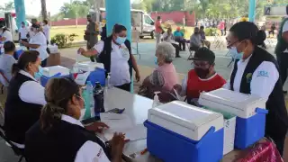 Más de 100 trabajadores de la salud continúan sin ser vacunados en Lázaro Cárdenas