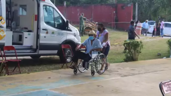 Adultos mayores no acuden a vacunarse contra el COVID-19 en Lázaro Cárdenas