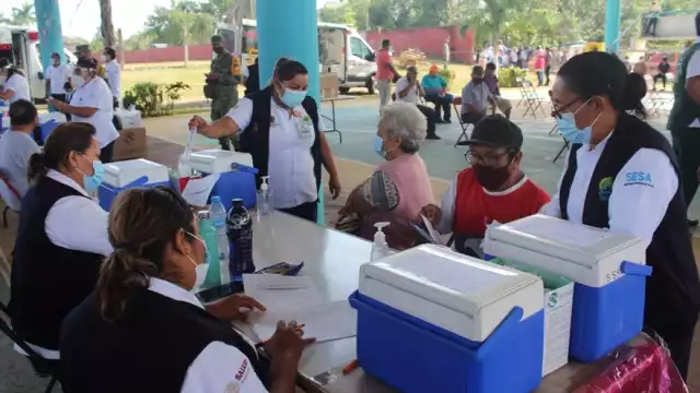 Más de 100 trabajadores de la salud continúan sin ser vacunados en Lázaro Cárdenas