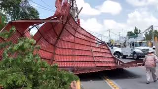 Se derrumba un tinglado en la colonia Emiliano Zapata San José Tecoh, lo que dejó sin energía eléctrica