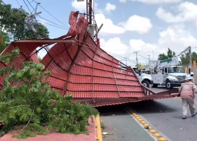 Se derrumba un tinglado en la colonia Emiliano Zapata San José Tecoh, lo que dejó sin energía eléctrica