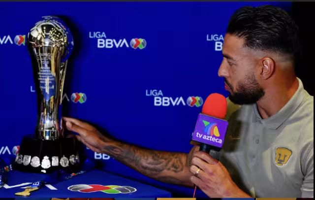 El jugador de Pumas tocó el trofeo en el media day