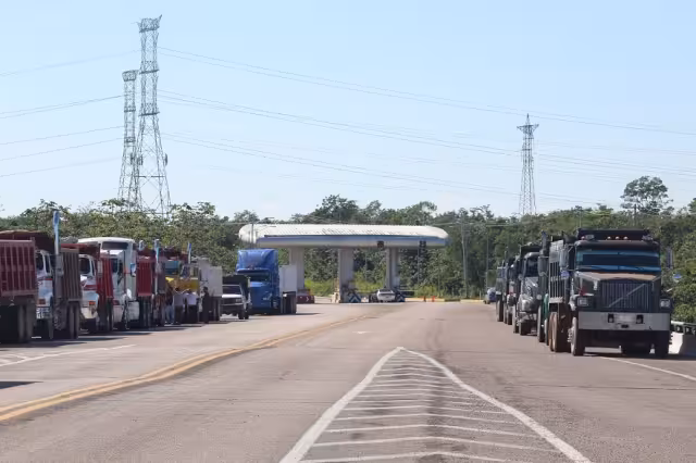 Las unidades pesadas se observan en la carretera